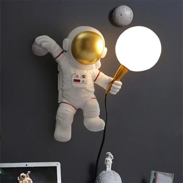 Astronova – Modern LED table lamp in astronaut design - Image 2