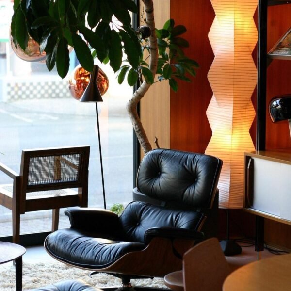 Magic light – Akari UF4-33N floor lamp made of paper and metal - Image 9