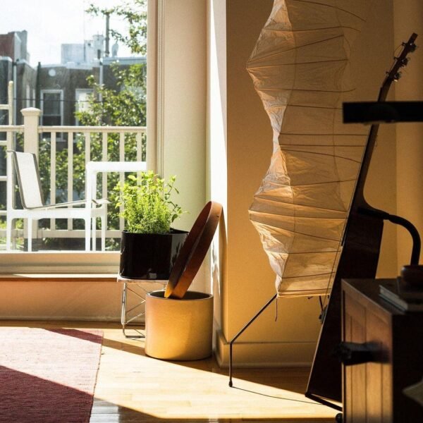 Magic light – Akari UF4-33N floor lamp made of paper and metal - Image 15